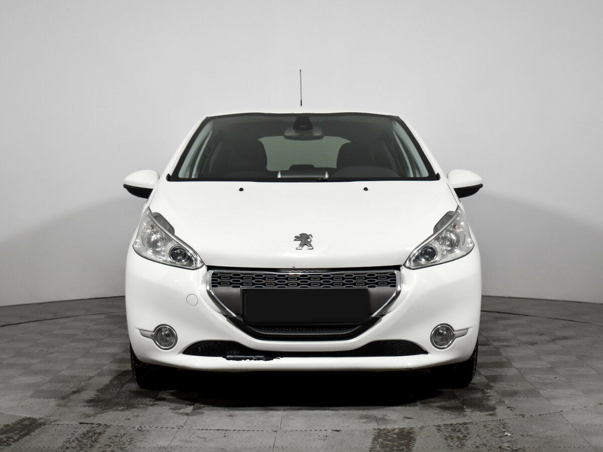 Peugeot 208 б/у, 2013, Механическая. Фото: #1